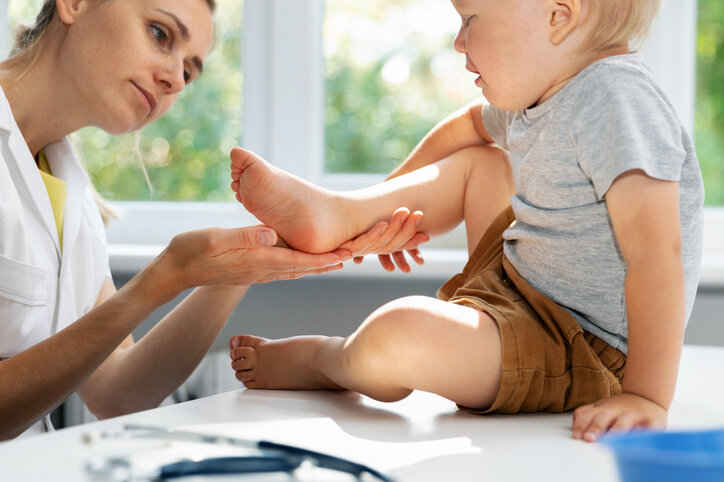 L'enfant: un.e patient.e comme les autres? Approche biopsychosociale en consultation pédiatrique